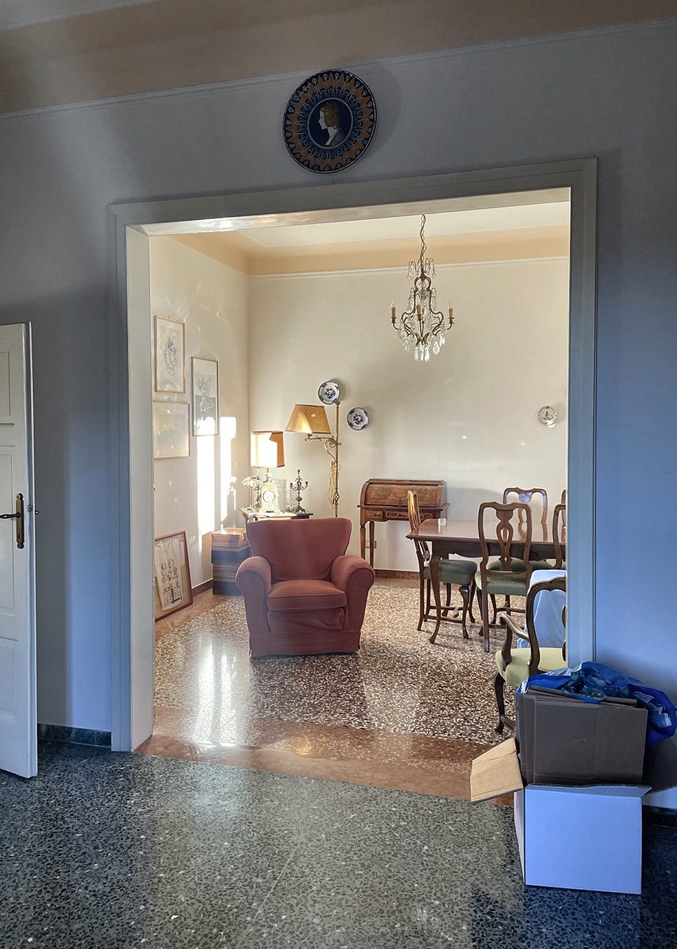 Salone prima della divisione, ancora arredato come unico ambiente