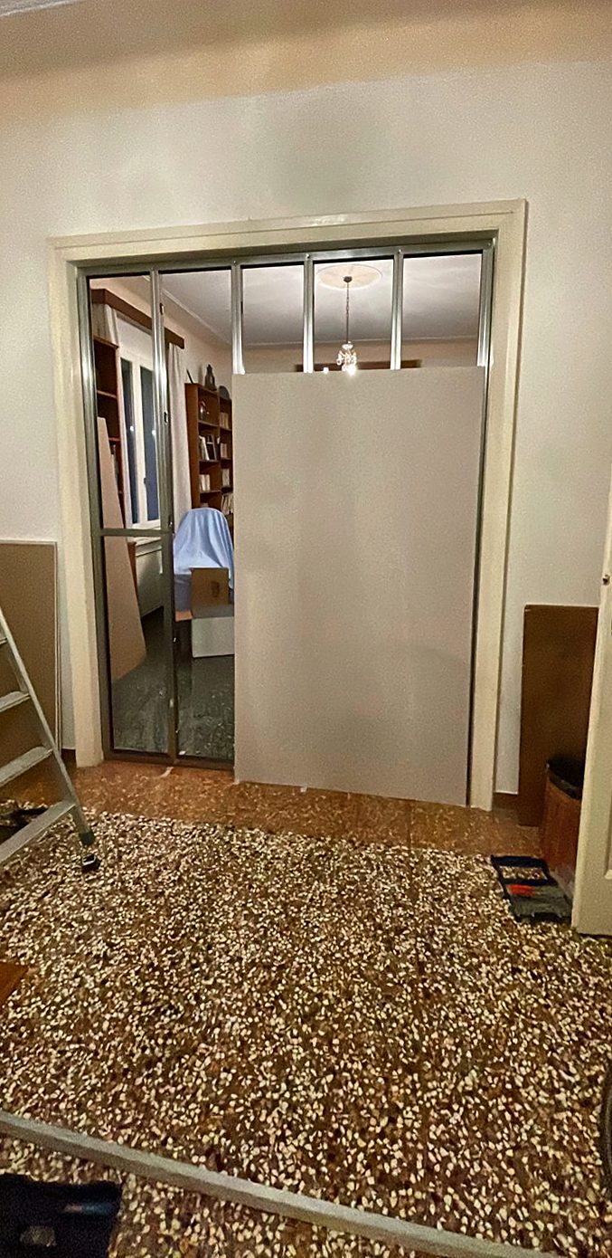 Vano con vetrata tra i due ambienti, prima della chiusura