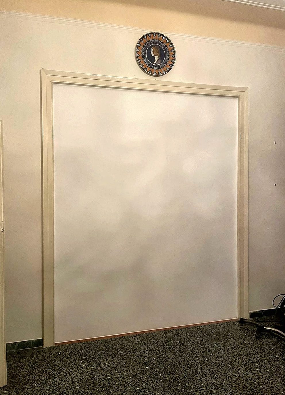 Parete finita e verniciata, la nuova camera separata dal salone