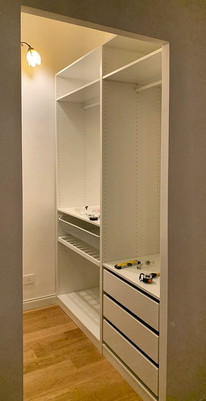 Struttura della cabina armadio in montaggio