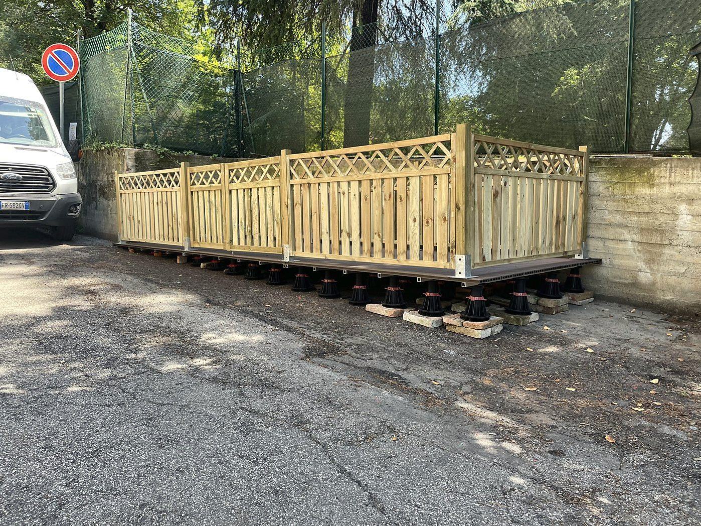 Montaggio della recinzione in legno sulla pedana