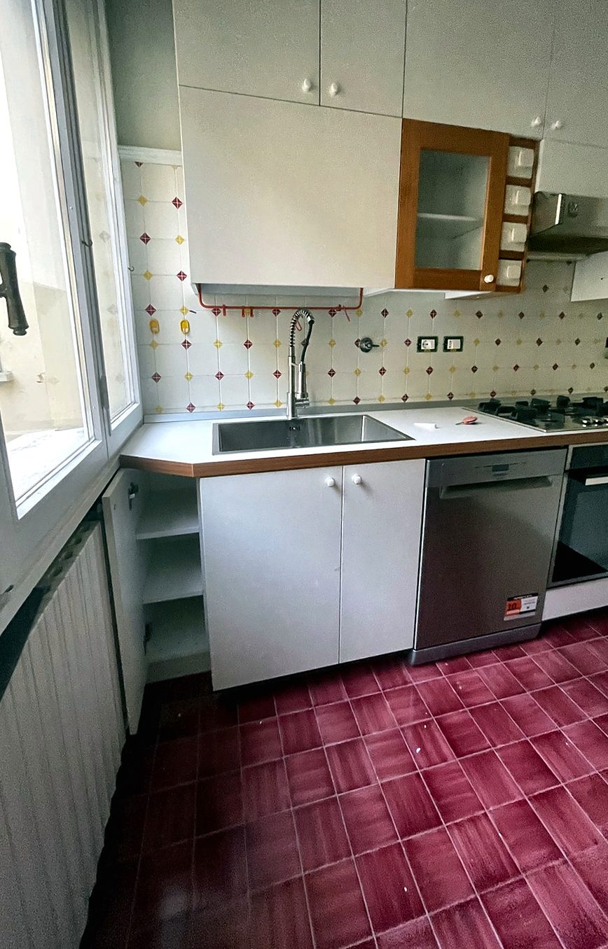 Dettaglio del nuovo top installato, con lavello e piano cottura