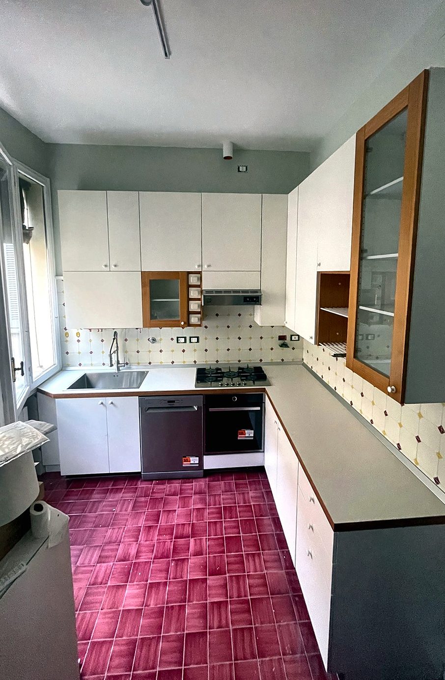 Cucina finita, con il nuovo top e il bordo abbinato ai pensili