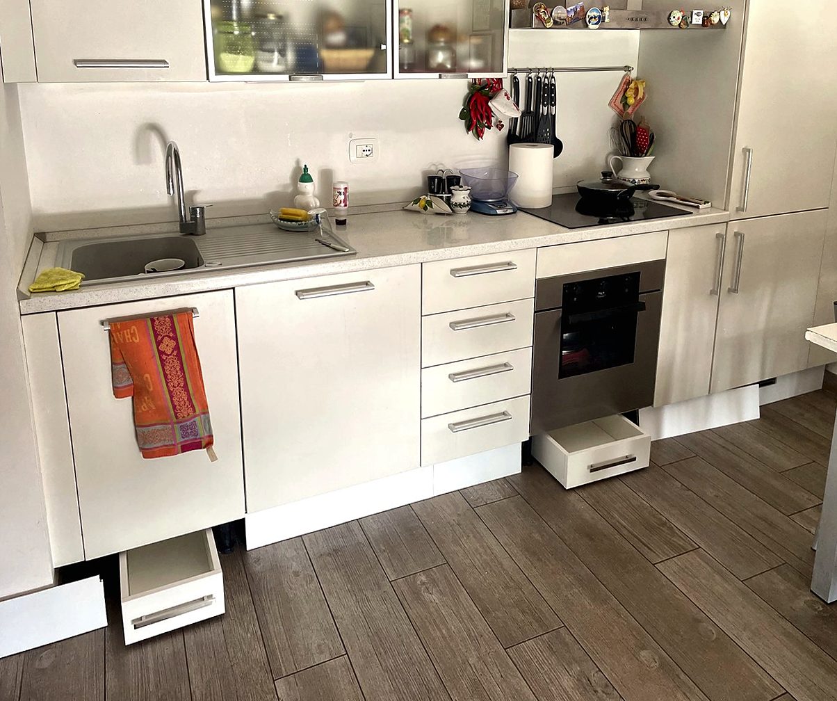 I cassetti montati e aperti sotto la cucina